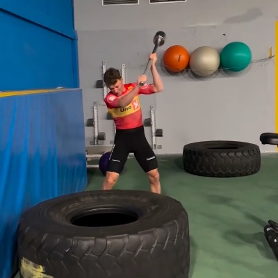 Jonas Abrahamsen traint met hamer op een mega autoband