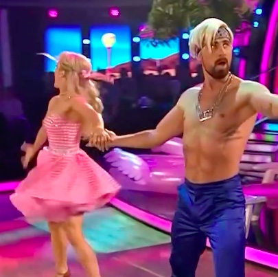 Peter Sagan als half ontblote Ken samen met Barbie op tv